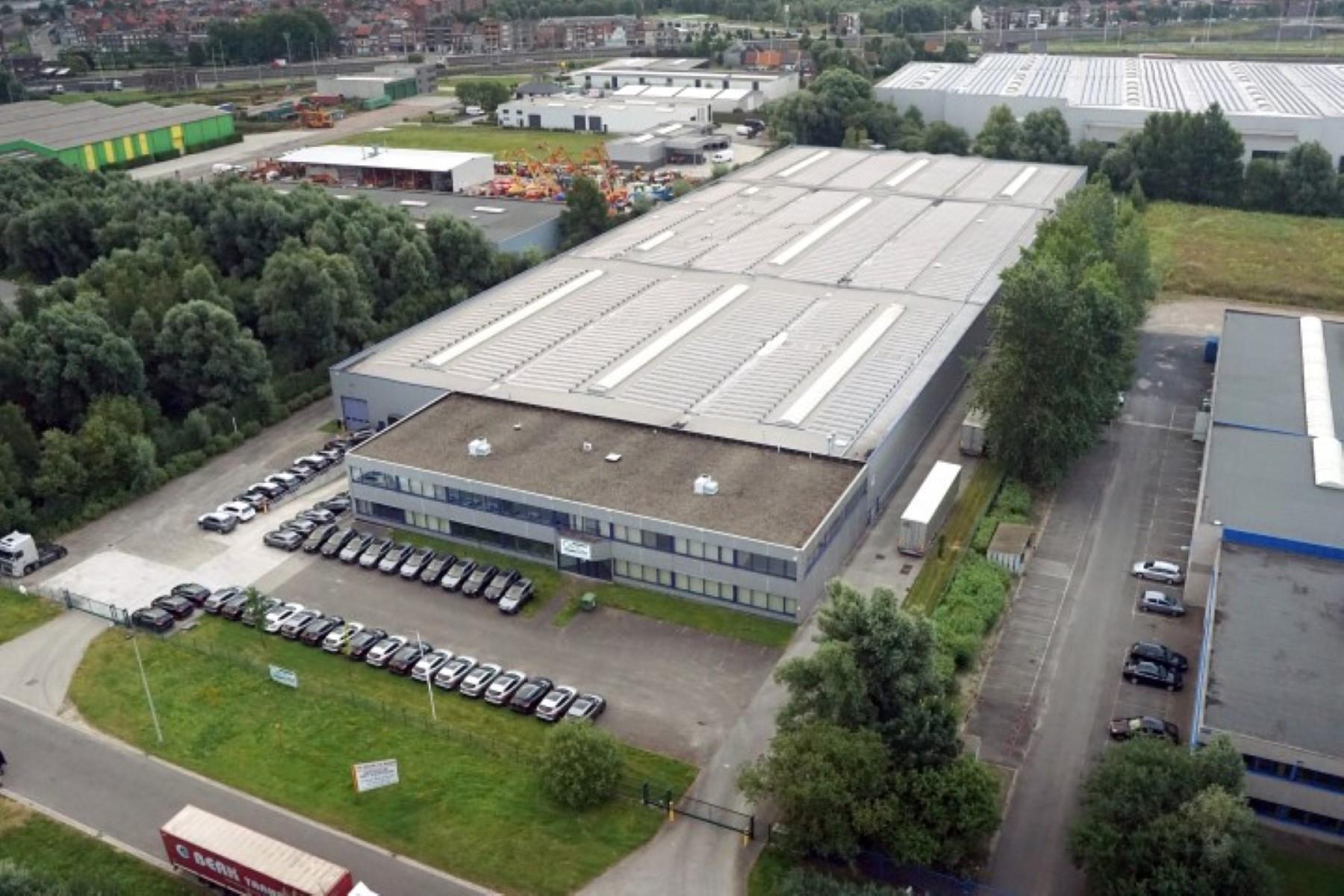 In dit representatieve semi-industriële gebouw bieden wij verschillende oppervlaktes te huur aan.
Huurprijzen exclusief Onroerende Voorheffing en servicekosten.
Contacteer ons voor verdere informatie of om een bezoek ter plaatse in te plannen.