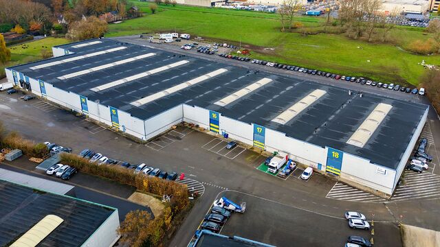 Dit project betreft een grootschalige semi-industriële site met een totale oppervlakte van 36.288 m², verdeeld over twee gebouwen met een combinatie van magazijnen en kantoorruimtes. Het complex omvat 18 afzonderlijke units, wat flexibiliteit biedt voor