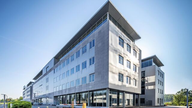 Antwerp Ring Center (ARC) biedt circa 4.000 m&sup2; kwalitatieve en flexibele kantoorruimte, verdeeld over vier bovengrondse verdiepingen. De eerste drie niveaus omvatten elk ca. 1.052 m&sup2;, de bovenste verdieping ca. 844 m&sup2; met aangename zichten. Zowel volle