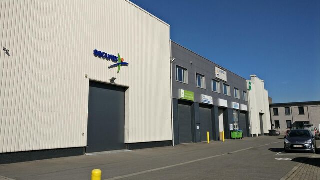 Op deze polyvalente bedrijfssite bieden wij verschillende magazijnruimtes aan, waaronder een magazijnruimte van ca. 100 m&sup2; met een vrije hoogte van ca. 6 meter.

De site geniet een uitstekende ligging in de nabijheid van de Antwerpse Ring en het Albertka