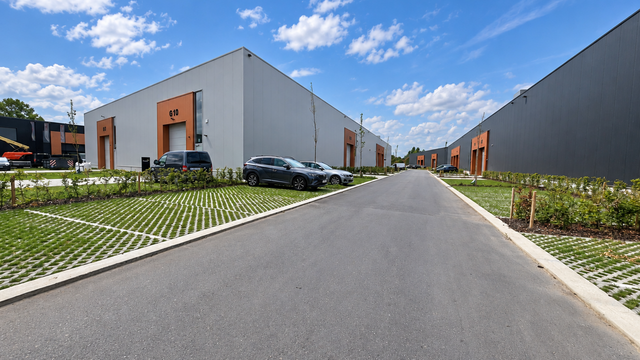 Strategisch gelegen te Heist-op-den-Berg, bieden wij nieuwbouw KMO-units aan in koop/huur
Het project omvat 4 verschillende gebouwen, waarin oppervlaktes beschikbaar zijn vanaf ca. 304 m² tot ca. 6.272 m².
Verkoopprijzen exclusief btw en aankoopkosten