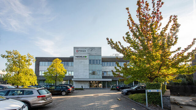 De Arend is een modern kantorencomplex aan de Prins Boudewijnlaan in Kontich, bestaande uit drie gebouwen met telkens drie verdiepingen. De effici&euml;nte, rechthoekige plateaus bieden maximale lichtinval en cre&euml;ren een aangename en productieve werkomgeving