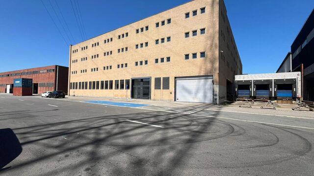 Op een strategische locatie aan de Noorderlaan te Antwerpen, vlakbij de haven en belangrijke ontsluitingswegen, bieden wij twee opslagverdiepingen aan van telkens ca. 2.300 m².
Beide verdiepingen zijn bereikbaar via twee functionele goederenliften.
Ide