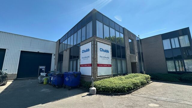 Het betreft de verhuur van een representatieve bedrijfsunit op een zeer centrale locatie te Aartselaar, met een vlotte verbinding naar de A12. 

Momenteel worden er 2 KMO-units te huur aangeboden.

Unit 'G' omvat ca. 730 m&sup2;, bestaande uit 430 m&sup2; opslagr