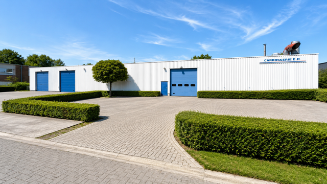 Op een strategische locatie in Schelle, aan de Molenberglei 9-11, bevindt zich dit industrieel gebouw dewelke een uitstekende ligging geniet nabij de A12 (Antwerpen - Brussel). Het gebouw heeft een totale oppervlakte van ca. 1920 m&sup2;, bestaande uit een ma
