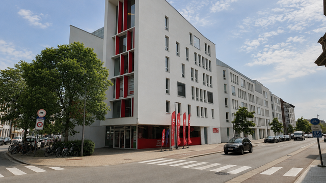 Dit moderne en centraal gelegen kantoorgebouw geniet van een uitstekende bereikbaarheid dankzij de nabijheid van de op- en afritten van de E17. Bovendien bevinden zich in de directe omgeving verschillende bus- en tramhaltes, waardoor het stadscentrum en h