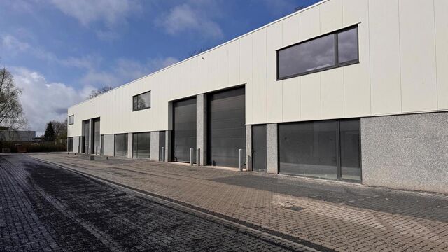 Aan de Starrenhoflaan in Kapellen bevindt zich dit moderne nieuwbouw KMO-project met diverse bedrijfsunits te huur. Dankzij de strategische ligging, vlakbij belangrijke invalswegen en op korte afstand van de A12, geniet de site van een uitstekende bereikb