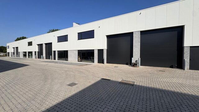 Aan de Starrenhoflaan in Kapellen bevindt zich dit moderne nieuwbouw KMO-project met diverse units te huur.

Dankzij de strategische ligging, in de nabijheid van belangrijke invalswegen en op korte afstand van de A12, is de site uitstekend bereikbaar voor