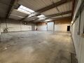 Dit project betreft een grootschalige semi-industriële site met een totale oppervlakte van 36.288 m², verdeeld over twee gebouwen met een combinatie van magazijnen en kantoorruimtes. Het complex omvat 18 afzonderlijke units, wat flexibiliteit biedt voor