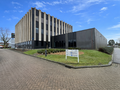 Op een zichtlocatie langs de Prins Boudewijnlaan in Kontich bevindt zich een representatief en modern kantoorgebouw met een totale oppervlakte van 6.500 m², verdeeld over drie bovengrondse verdiepingen.
Dankzij de strategische ligging, vlak bij de op- e