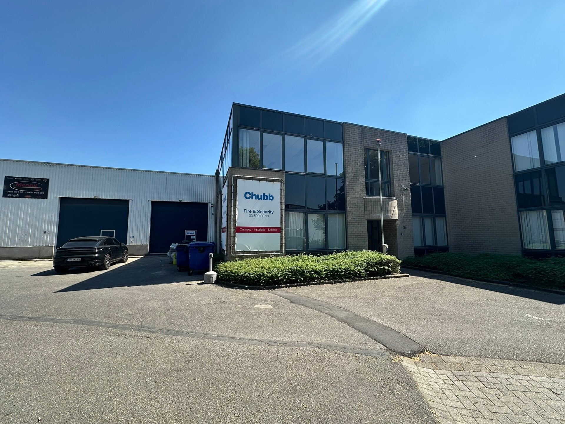 Het betreft de verhuur van een representatieve bedrijfsunit op een zeer centrale locatie te Aartselaar, met een vlotte verbinding naar de A12. 

Het geheel omvat ca. 720 m², bestaande uit 430 m² opslagruimte met mezzanine en 290 m² kantoorruimte. De un