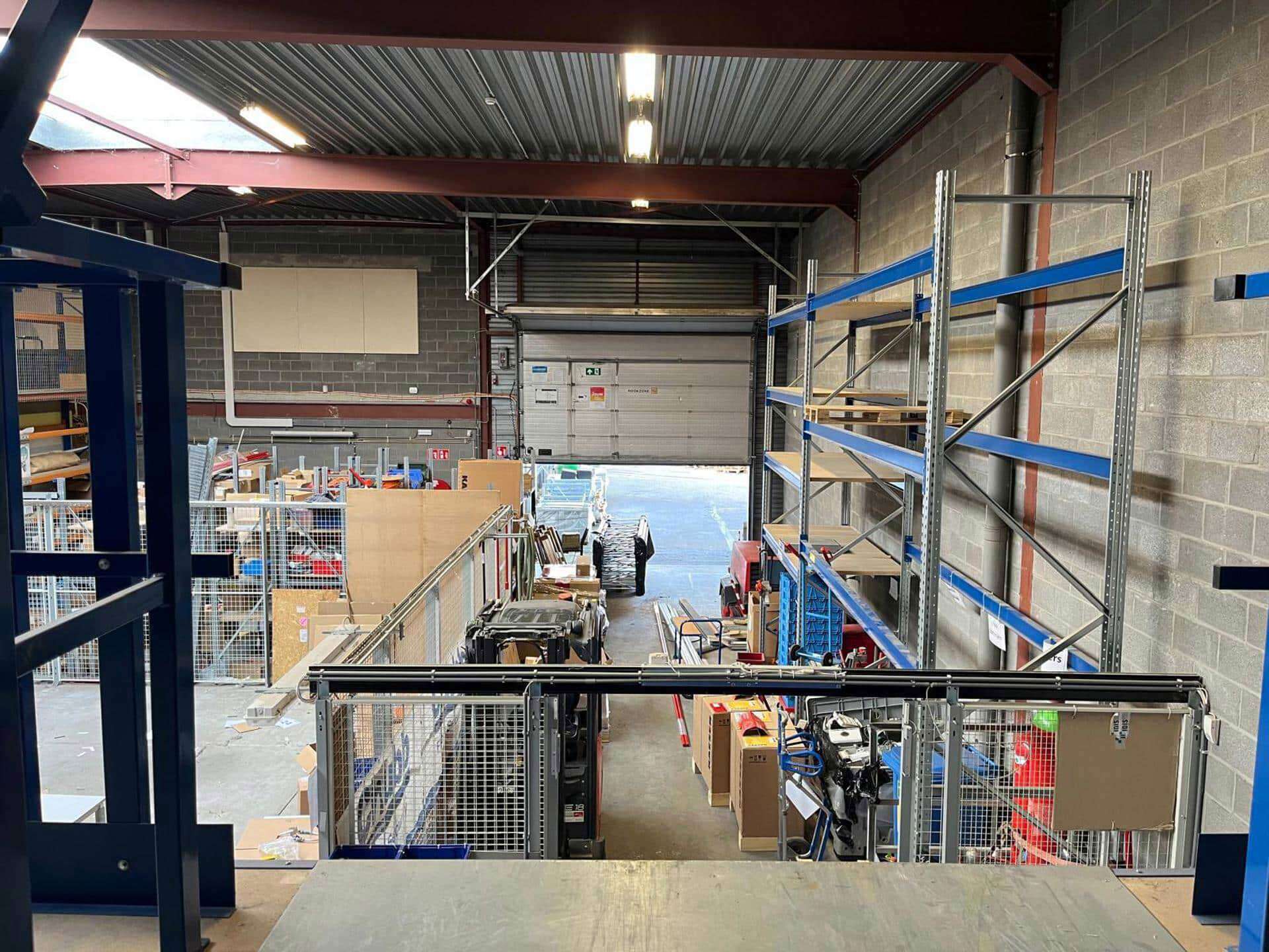 Het betreft de verhuur van een representatieve bedrijfsunit op een zeer centrale locatie te Aartselaar, met een vlotte verbinding naar de A12. 

Het geheel omvat ca. 720 m², bestaande uit 430 m² opslagruimte met mezzanine en 290 m² kantoorruimte. De un