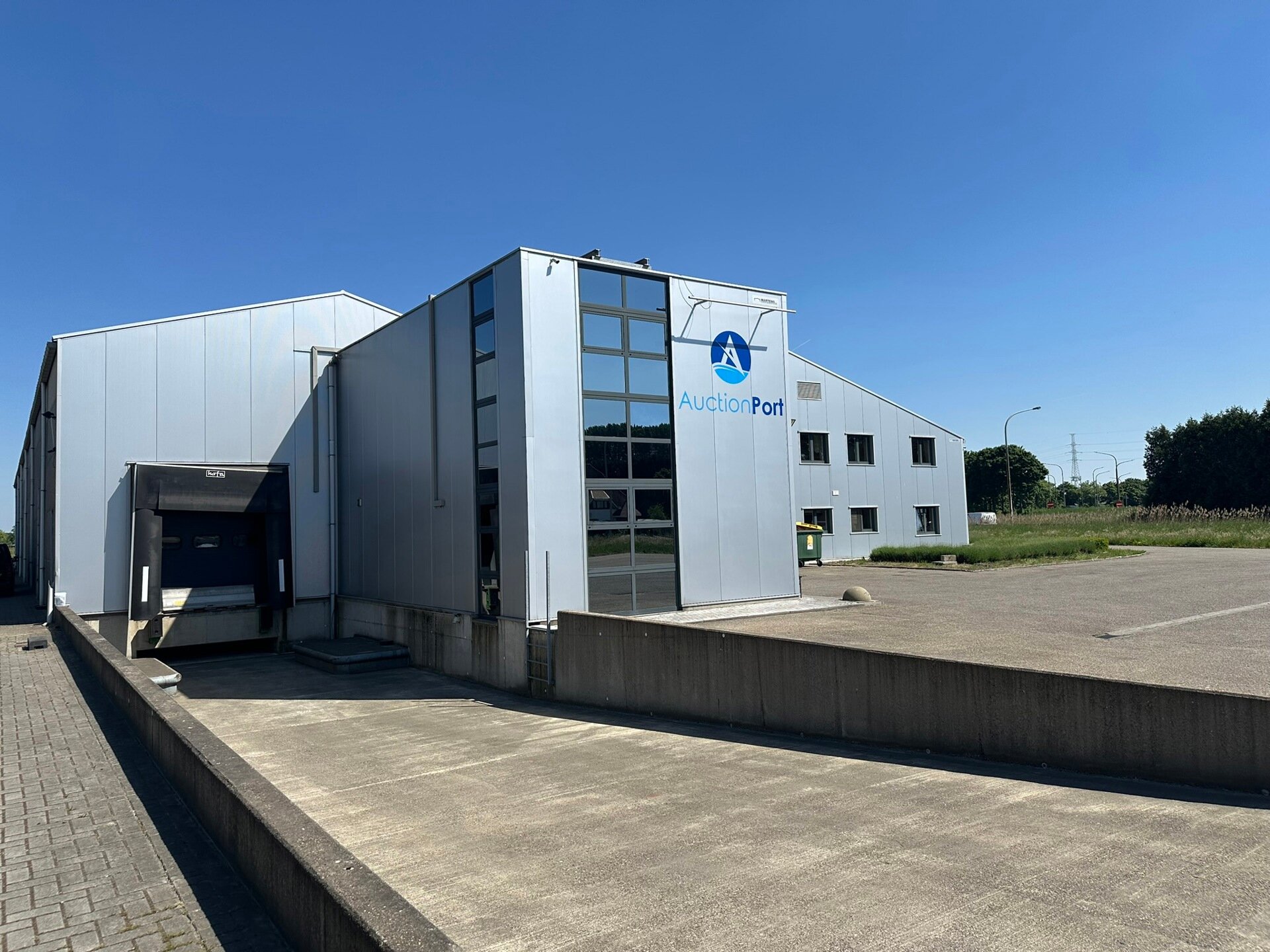 Op deze schitterende locatie te Antwerpen Ekeren, vlakbij het op- en afrittencomplex van de A12, bieden wij dit bedrijfsgebouw te huur aan. Het eigendom is gelegen in agrarische zone met een vergunning voor passieve opslag.
Het pand omvat ca. 1 856 m²