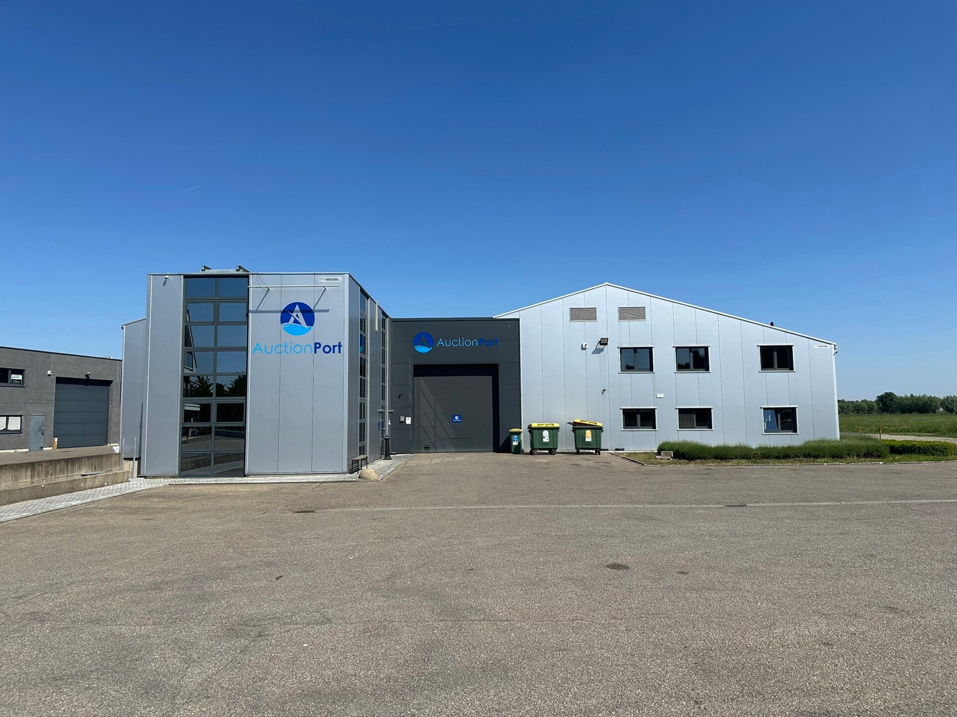 Op deze schitterende locatie te Antwerpen Ekeren, vlakbij het op- en afrittencomplex van de A12, bieden wij dit bedrijfsgebouw te huur aan. Het eigendom is gelegen in agrarische zone met een vergunning voor passieve opslag. 

Het pand omvat ca. 1 856 m² 