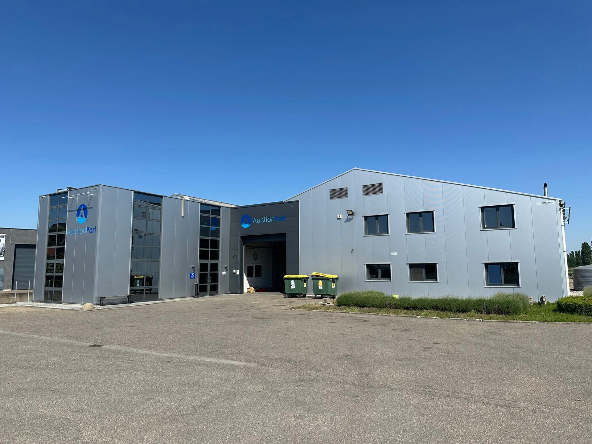Op deze schitterende locatie te Antwerpen Ekeren, vlakbij het op- en afrittencomplex van de A12, bieden wij dit bedrijfsgebouw te huur aan. Het eigendom is gelegen in agrarische zone met een vergunning voor passieve opslag. 

Het pand omvat ca. 1 856 m² 