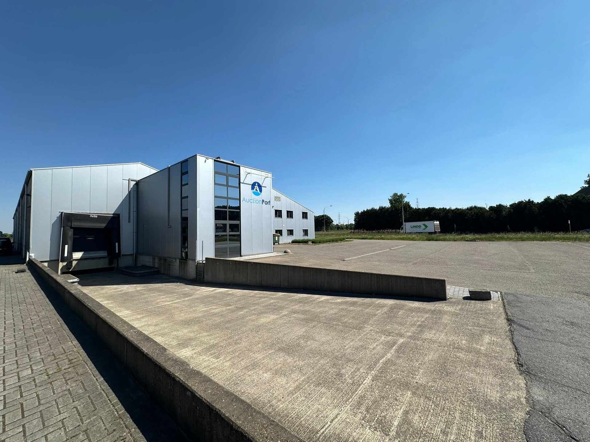 Op deze schitterende locatie te Antwerpen Ekeren, vlakbij het op- en afrittencomplex van de A12, bieden wij dit bedrijfsgebouw te huur aan. Het eigendom is gelegen in agrarische zone met een vergunning voor passieve opslag. 

Het pand omvat ca. 1 856 m² 
