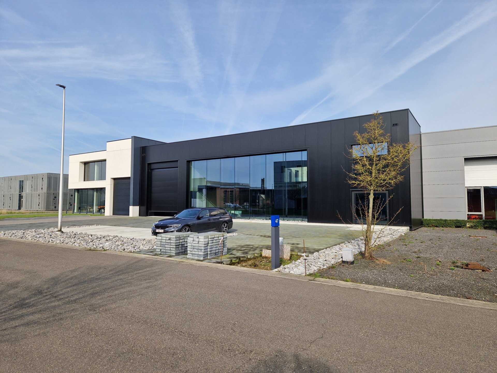 In KMO-zone 'Itterbeek' te Duffel bieden wij een hoogwaardig nieuwbouw bedrijfspand te koop aan.
Heden is het pand casco, zodoende het geheel op maat van de koper kan afgewerkt worden.
Vermelde verkoopprijs is casco - verdere afwerking/budget in onderling