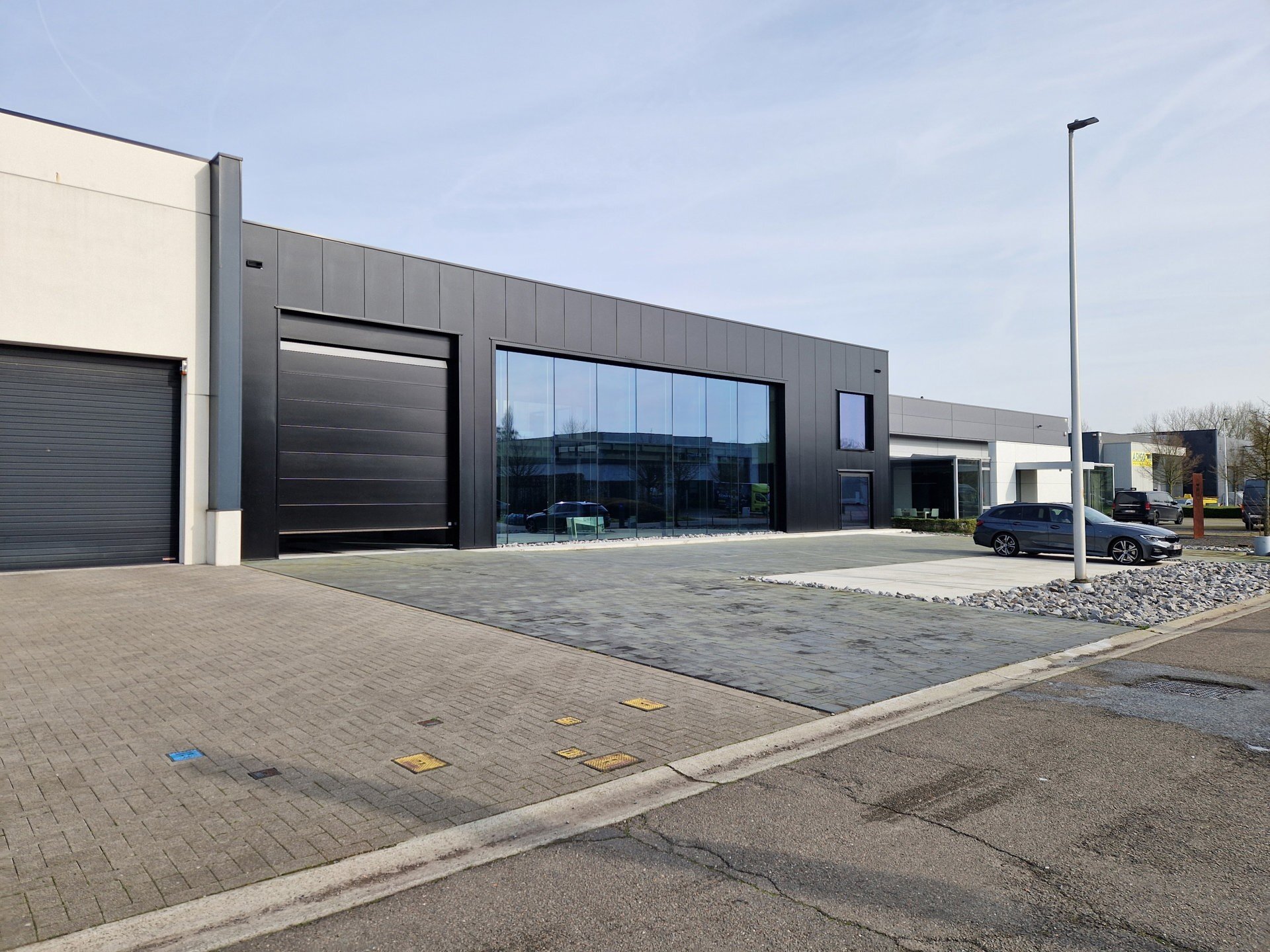 In KMO-zone 'Itterbeek' te Duffel bieden wij een hoogwaardig nieuwbouw bedrijfspand te koop aan.
Heden is het pand casco, zodoende het geheel op maat van de koper kan afgewerkt worden.
Vermelde verkoopprijs is casco - verdere afwerking/budget in onderling