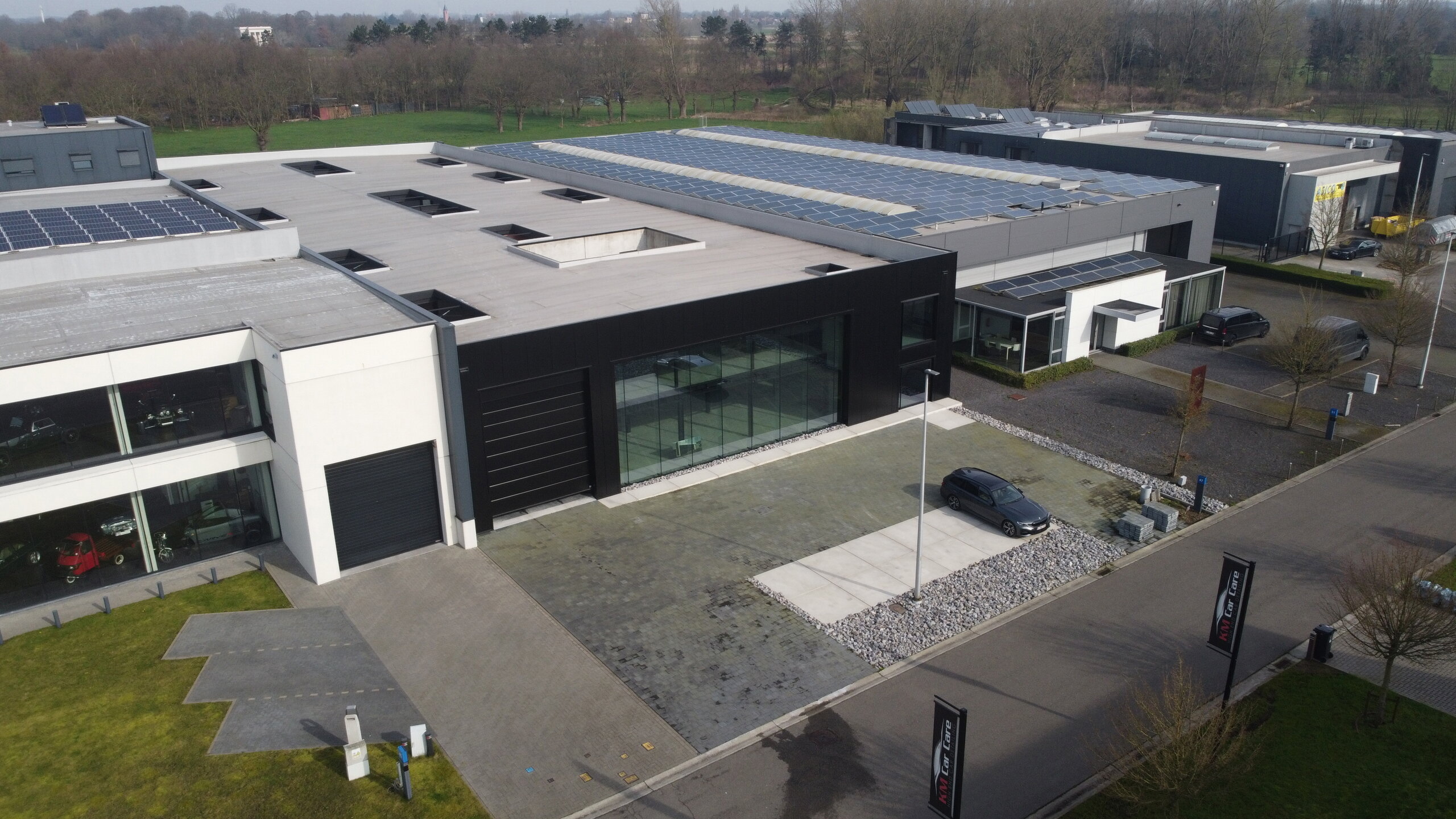 In KMO-zone 'Itterbeek' te Duffel bieden wij een hoogwaardig nieuwbouw bedrijfspand te koop aan.
Heden is het pand casco, zodoende het geheel op maat van de koper kan afgewerkt worden.
Vermelde verkoopprijs is casco - verdere afwerking/budget in onderling