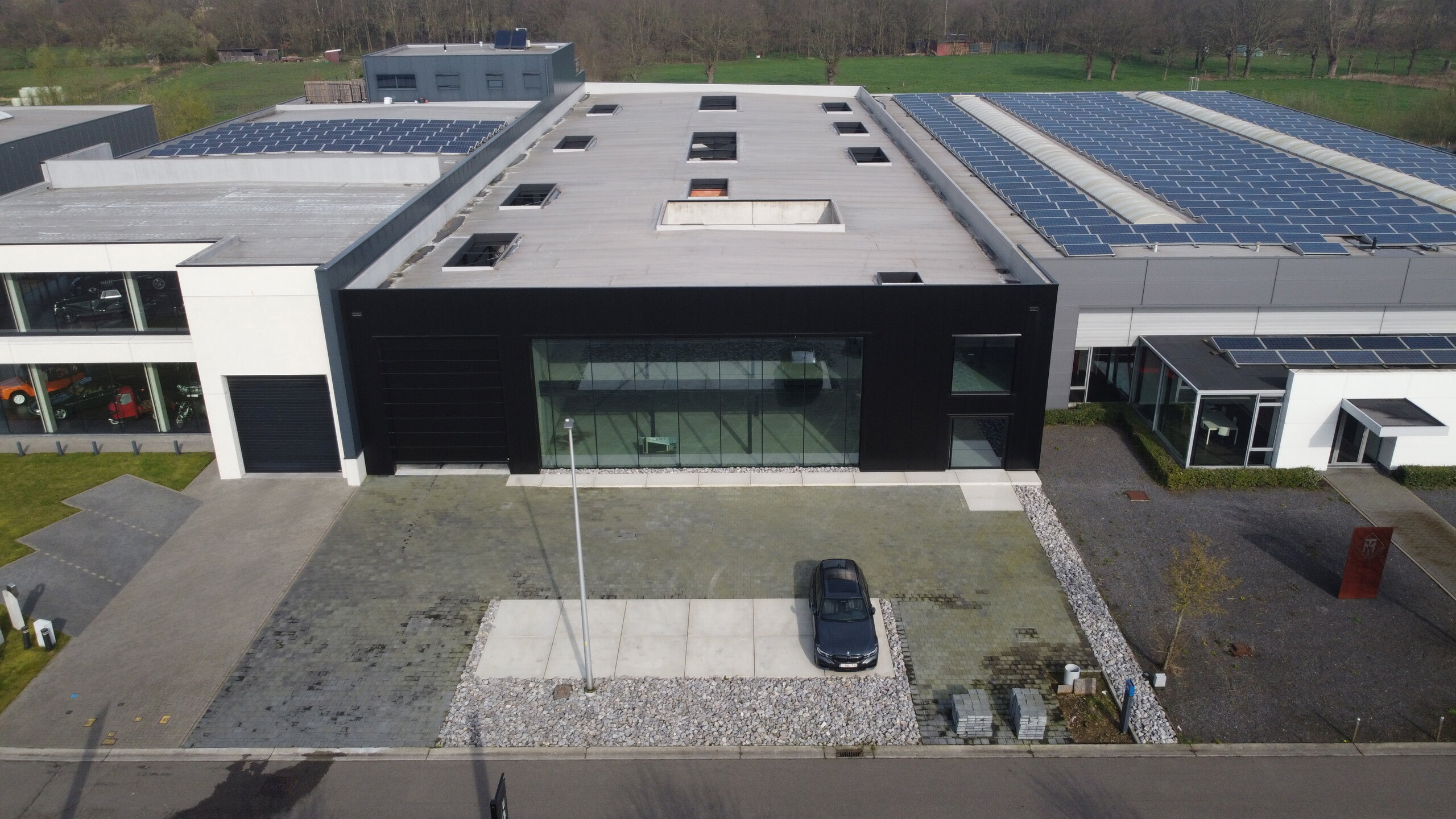 In KMO-zone 'Itterbeek' te Duffel bieden wij een hoogwaardig nieuwbouw bedrijfspand te koop aan.
Heden is het pand casco, zodoende het geheel op maat van de koper kan afgewerkt worden.
Vermelde verkoopprijs is casco - verdere afwerking/budget in onderling