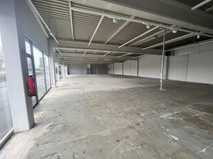De beschikbare unit maakt deel uit van een bedrijfsgebouw van 1.000 m² aan de Puitvoetstraat. Van deze oppervlakte wordt 615 m² (unit 6B) te huur aangeboden. Het andere deel is verhuurd aan Heytens, wat bijdraagt aan een sterke commerciële omgeving. Da