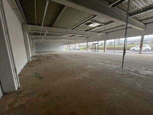 De beschikbare unit maakt deel uit van een bedrijfsgebouw van 1.000 m² aan de Puitvoetstraat. Van deze oppervlakte wordt 615 m² (unit 6B) te huur aangeboden. Het andere deel is verhuurd aan Heytens, wat bijdraagt aan een sterke commerciële omgeving. Da