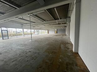 De beschikbare unit maakt deel uit van een bedrijfsgebouw van 1.000 m² aan de Puitvoetstraat. Van deze oppervlakte wordt 615 m² (unit 6B) te huur aangeboden. Het andere deel is verhuurd aan Heytens, wat bijdraagt aan een sterke commerciële omgeving. Da