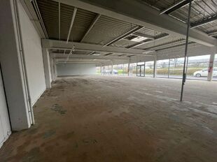 De beschikbare unit maakt deel uit van een bedrijfsgebouw van 1.000 m² aan de Puitvoetstraat. Van deze oppervlakte wordt 615 m² (unit 6B) te huur aangeboden. Het andere deel is verhuurd aan Heytens, wat bijdraagt aan een sterke commerciële omgeving. Da