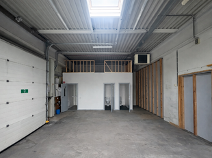 De beschikbare unit maakt deel uit van een bedrijfsgebouw van 1.000 m² aan de Puitvoetstraat. Van deze oppervlakte wordt 615 m² (unit 6B) te huur aangeboden. Het andere deel is verhuurd aan Heytens, wat bijdraagt aan een sterke commerciële omgeving. Da