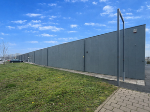 De beschikbare unit maakt deel uit van een bedrijfsgebouw van 1.000 m² aan de Puitvoetstraat. Van deze oppervlakte wordt 615 m² (unit 6B) te huur aangeboden. Het andere deel is verhuurd aan Heytens, wat bijdraagt aan een sterke commerciële omgeving. Da