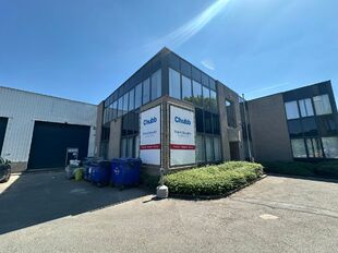 Het betreft de verhuur van een representatieve bedrijfsunit op een zeer centrale locatie te Aartselaar, met een vlotte verbinding naar de A12.
Het geheel omvat ca. 720 m², bestaande uit 430 m² opslagruimte met mezzanine en 290 m² kantoorruimte. De un