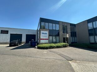 Het betreft de verhuur van een representatieve bedrijfsunit op een zeer centrale locatie te Aartselaar, met een vlotte verbinding naar de A12.
Het geheel omvat ca. 720 m², bestaande uit 430 m² opslagruimte met mezzanine en 290 m² kantoorruimte. De un