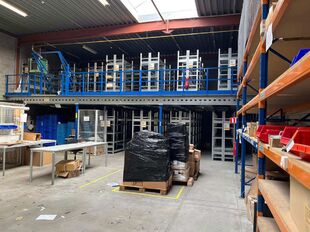 Het betreft de verhuur van een representatieve bedrijfsunit op een zeer centrale locatie te Aartselaar, met een vlotte verbinding naar de A12.
Het geheel omvat ca. 720 m², bestaande uit 430 m² opslagruimte met mezzanine en 290 m² kantoorruimte. De un