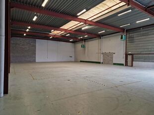 Het betreft de verhuur van een representatieve bedrijfsunit op een zeer centrale locatie te Aartselaar, met een vlotte verbinding naar de A12.
Het geheel omvat ca. 720 m², bestaande uit 430 m² opslagruimte met mezzanine en 290 m² kantoorruimte. De un