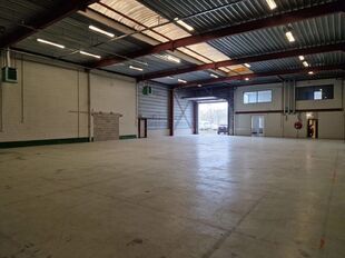 Het betreft de verhuur van een representatieve bedrijfsunit op een zeer centrale locatie te Aartselaar, met een vlotte verbinding naar de A12.
Het geheel omvat ca. 720 m², bestaande uit 430 m² opslagruimte met mezzanine en 290 m² kantoorruimte. De un