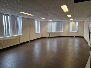 Het betreft de verhuur van een representatieve bedrijfsunit op een zeer centrale locatie te Aartselaar, met een vlotte verbinding naar de A12.
Het geheel omvat ca. 720 m², bestaande uit 430 m² opslagruimte met mezzanine en 290 m² kantoorruimte. De un