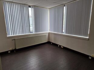Het betreft de verhuur van een representatieve bedrijfsunit op een zeer centrale locatie te Aartselaar, met een vlotte verbinding naar de A12.
Het geheel omvat ca. 720 m², bestaande uit 430 m² opslagruimte met mezzanine en 290 m² kantoorruimte. De un