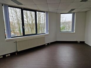 Het betreft de verhuur van een representatieve bedrijfsunit op een zeer centrale locatie te Aartselaar, met een vlotte verbinding naar de A12.
Het geheel omvat ca. 720 m², bestaande uit 430 m² opslagruimte met mezzanine en 290 m² kantoorruimte. De un