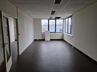 Het betreft de verhuur van een representatieve bedrijfsunit op een zeer centrale locatie te Aartselaar, met een vlotte verbinding naar de A12.
Het geheel omvat ca. 720 m², bestaande uit 430 m² opslagruimte met mezzanine en 290 m² kantoorruimte. De un