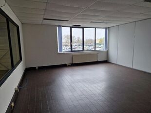 Het betreft de verhuur van een representatieve bedrijfsunit op een zeer centrale locatie te Aartselaar, met een vlotte verbinding naar de A12.
Het geheel omvat ca. 720 m², bestaande uit 430 m² opslagruimte met mezzanine en 290 m² kantoorruimte. De un