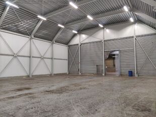 Het betreft de verhuur van een representatief bedrijfsgebouw aan de Industrieweg 11 te Aartselaar. Dit gebouw geniet een uitstekende ligging nabij de A12, dewelke zorgt voor een vlotte verbinding tussen Antwerpen en Brussel.

Het gebouw heeft een oppervla