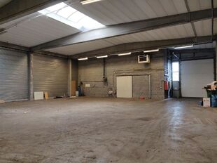 Het betreft de verhuur van een representatief bedrijfsgebouw aan de Industrieweg 11 te Aartselaar. Dit gebouw geniet een uitstekende ligging nabij de A12, dewelke zorgt voor een vlotte verbinding tussen Antwerpen en Brussel.

Het gebouw heeft een oppervla