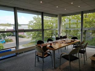 Het betreft de verhuur van een representatief bedrijfsgebouw aan de Industrieweg 11 te Aartselaar. Dit gebouw geniet een uitstekende ligging nabij de A12, dewelke zorgt voor een vlotte verbinding tussen Antwerpen en Brussel.

Het gebouw heeft een oppervla