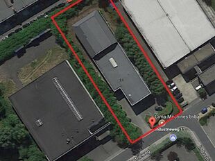 Het betreft de verhuur van een representatief bedrijfsgebouw aan de Industrieweg 11 te Aartselaar. Dit gebouw geniet een uitstekende ligging nabij de A12, dewelke zorgt voor een vlotte verbinding tussen Antwerpen en Brussel.

Het gebouw heeft een oppervla