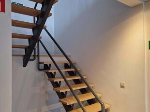 Het betreft de verhuur van een representatieve bedrijfsunit op een zeer centrale locatie te Aartselaar, met een vlotte verbinding naar de A12. 

Het geheel omvat ca. 720 m&sup2;, bestaande uit 430 m&sup2; opslagruimte met mezzanine en 290 m&sup2; kantoorruimte. De un