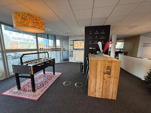 Het betreft de verhuur van een representatief bedrijfsgebouw aan de Industrieweg 11 te Aartselaar. Dit gebouw geniet een uitstekende ligging nabij de A12, dewelke zorgt voor een vlotte verbinding tussen Antwerpen en Brussel.

Het gebouw heeft een oppervla