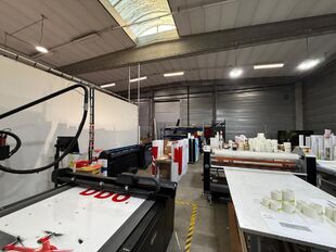 Het betreft de verhuur van een representatief bedrijfsgebouw aan de Industrieweg 11 te Aartselaar. Dit gebouw geniet een uitstekende ligging nabij de A12, dewelke zorgt voor een vlotte verbinding tussen Antwerpen en Brussel.

Het gebouw heeft een oppervla