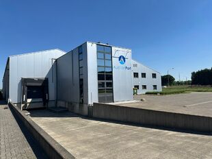 Op deze schitterende locatie te Antwerpen Ekeren, vlakbij het op- en afrittencomplex van de A12, bieden wij dit bedrijfsgebouw te huur aan. Het eigendom is gelegen in agrarische zone met een vergunning voor passieve opslag.
Het pand omvat ca. 1 856 m²