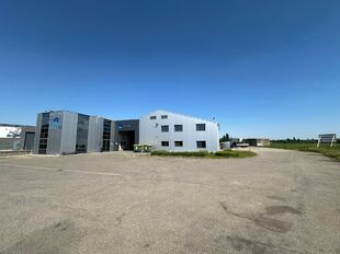 Op deze schitterende locatie te Antwerpen Ekeren, vlakbij het op- en afrittencomplex van de A12, bieden wij dit bedrijfsgebouw te huur aan. Het eigendom is gelegen in agrarische zone met een vergunning voor passieve opslag.
Het pand omvat ca. 1 856 m²