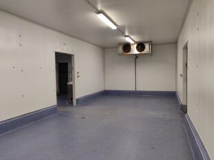Op deze schitterende locatie te Antwerpen Ekeren, vlakbij het op- en afrittencomplex van de A12, bieden wij dit bedrijfsgebouw te huur aan. Het eigendom is gelegen in agrarische zone met een vergunning voor passieve opslag.
Het pand omvat ca. 1 856 m²